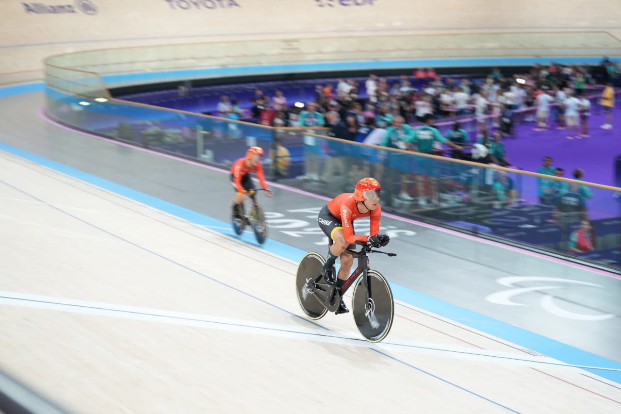 图为李樟煜-在场地自行车男子C1级3000米个人追逐赛中为中国代表团夺得巴黎残奥会首金